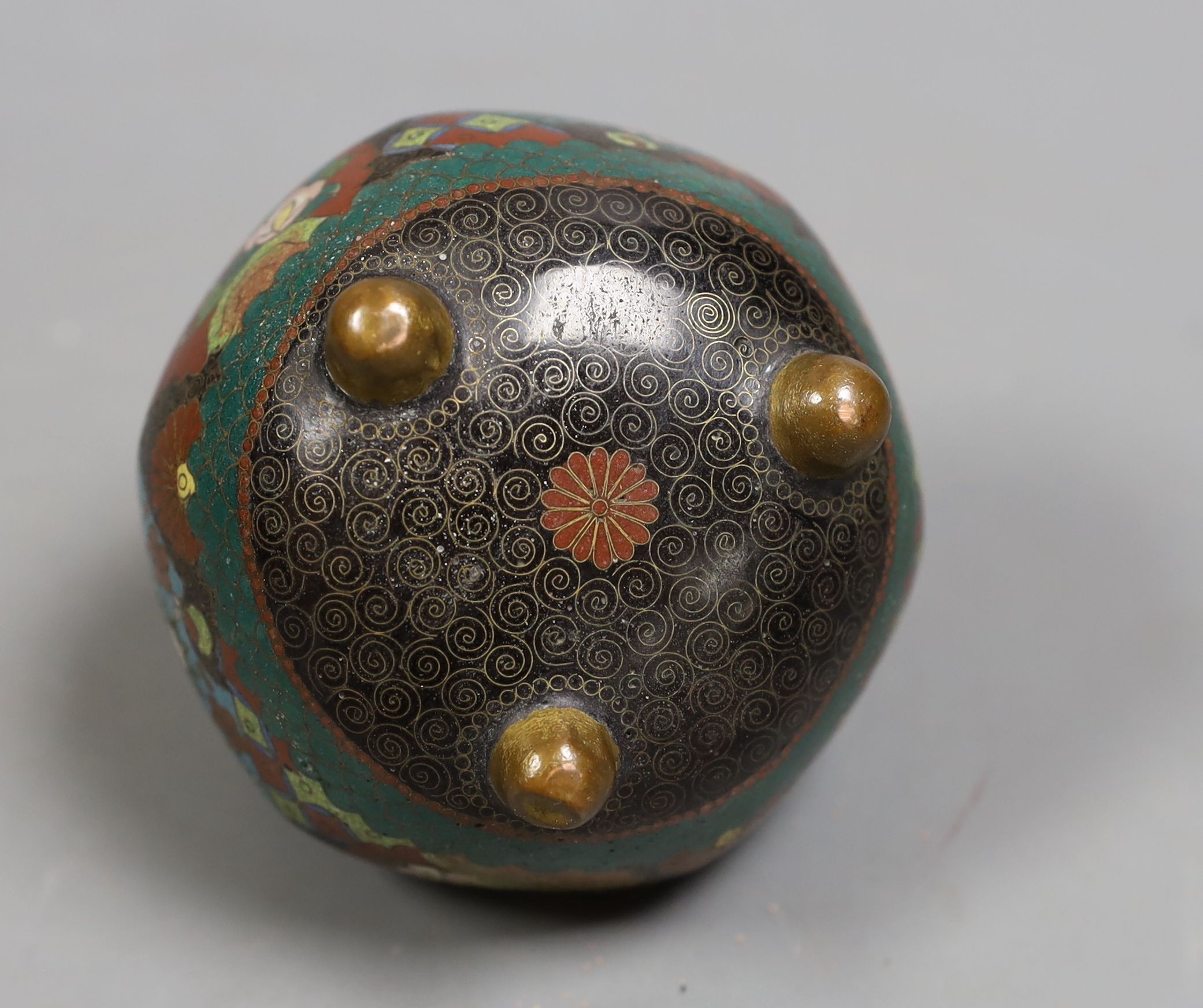 A small Japanese cloisonné enamel censer and cover, 10 cms high.